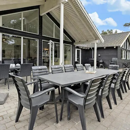 Pet Friendly In With Kitchen Holiday home