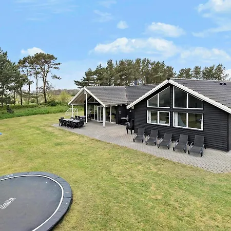 Pet Friendly In With Kitchen Holiday home